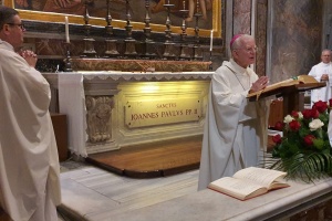 arcybiskup marek jędraszewski przy grobie świętego jana pawła drugiego